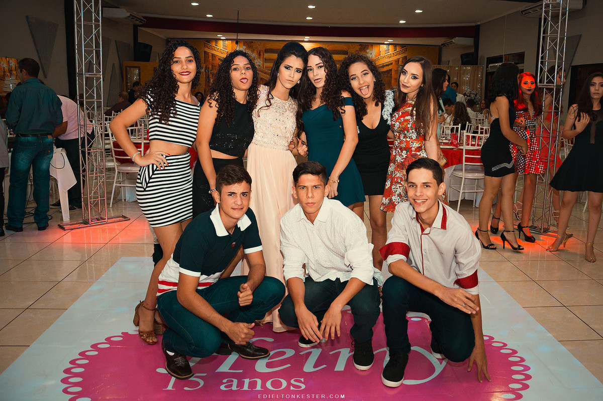 debutante com amigos em seus 15 anos