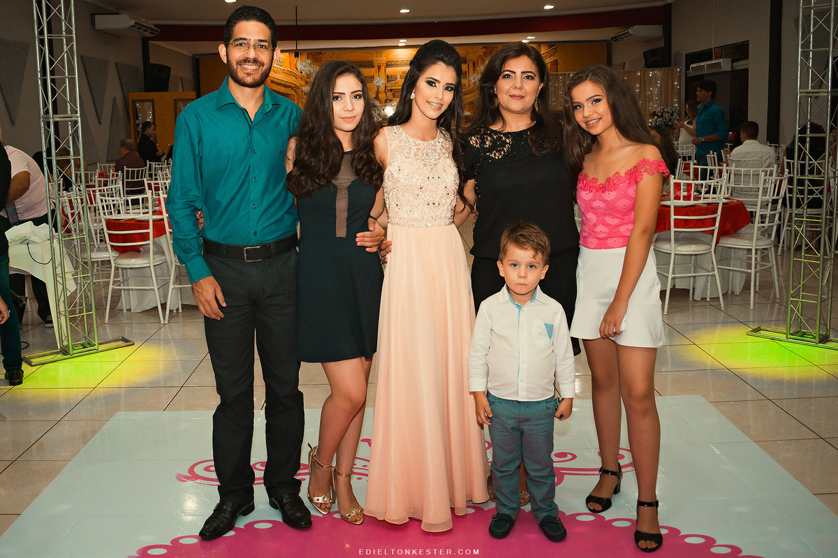 debutante com amigos em seus 15 anos