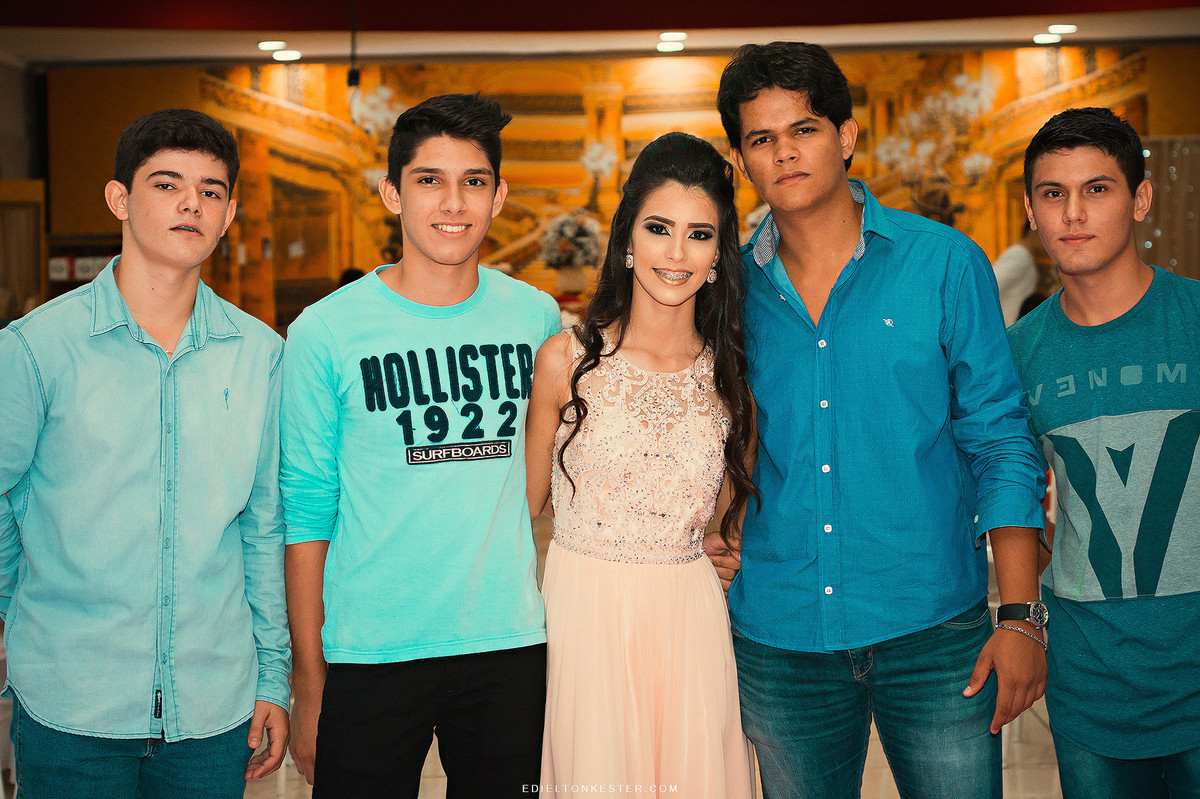 debutante com amigos em seus 15 anos