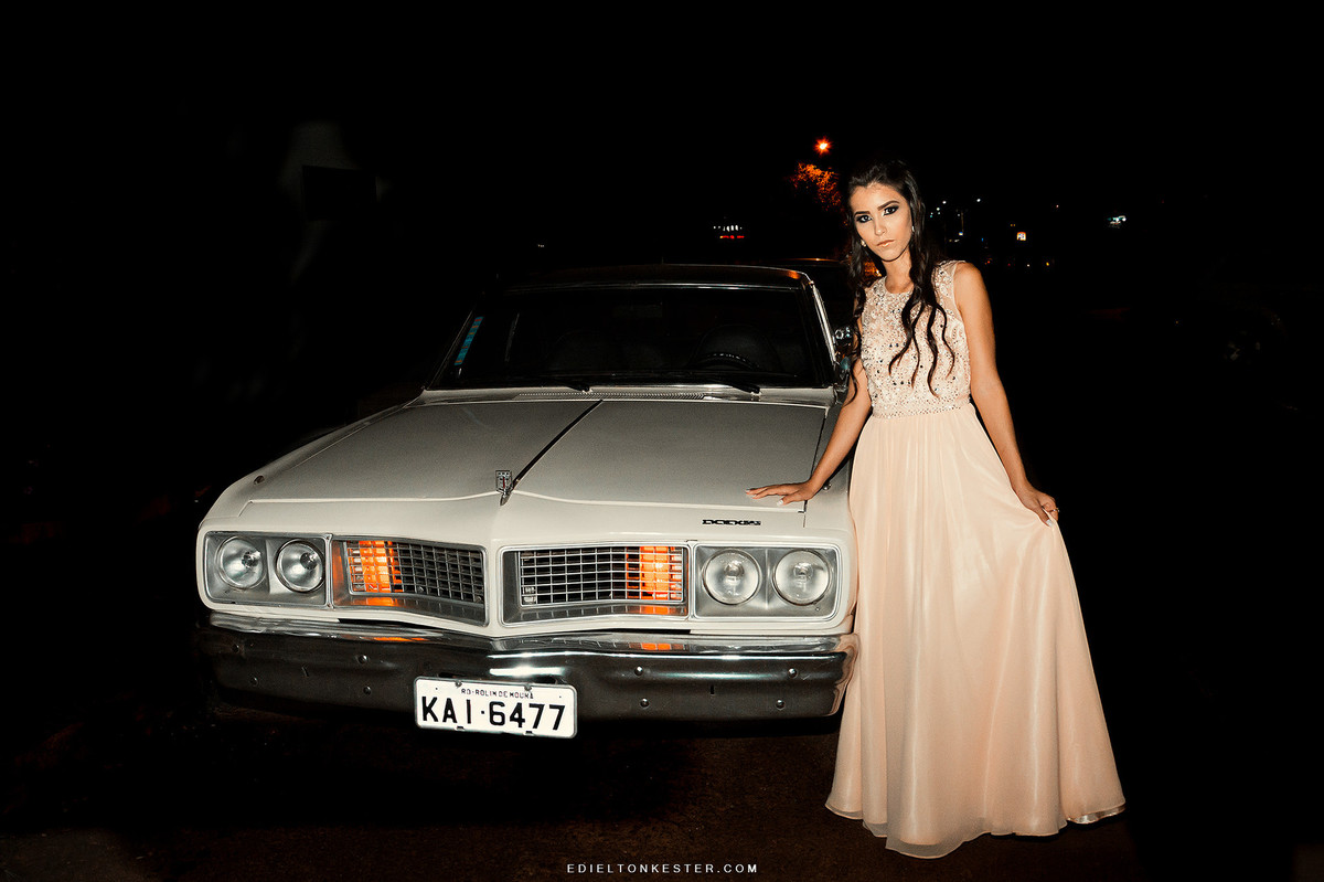 debutante ao lado do carro de seu pai