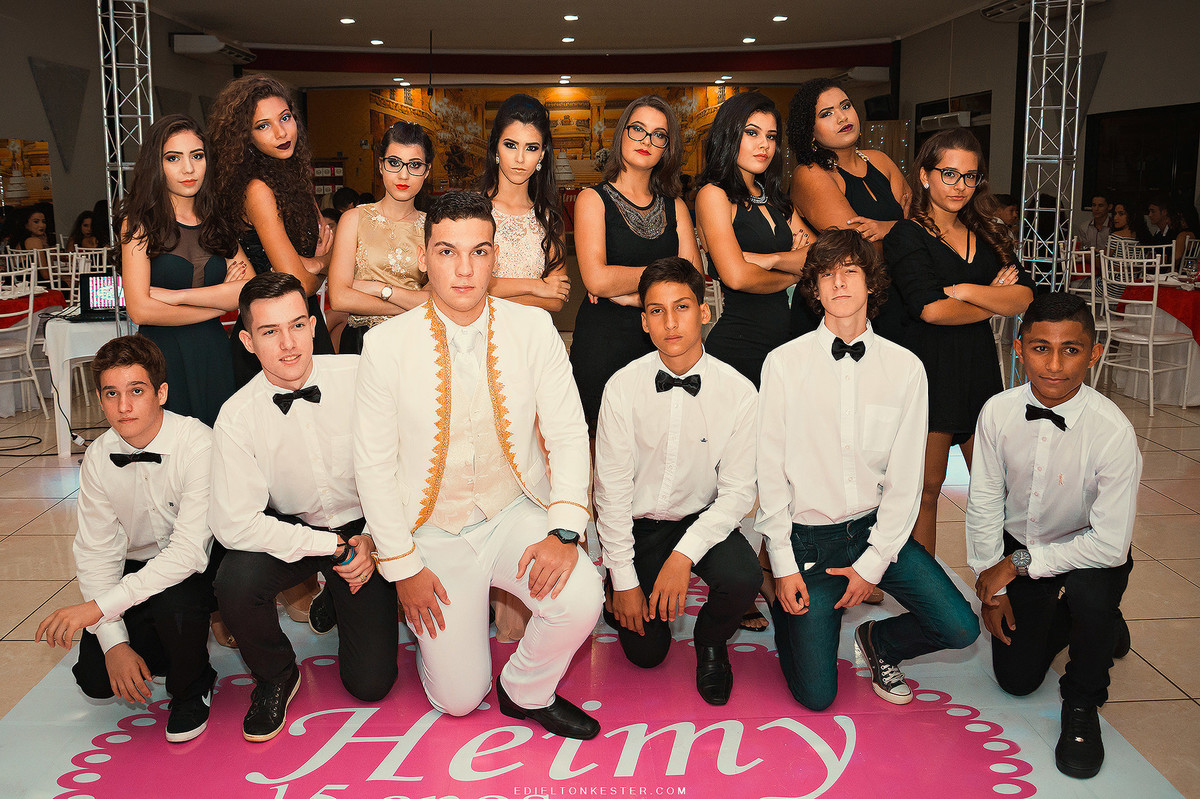 debutante com amigos em seus 15 anos