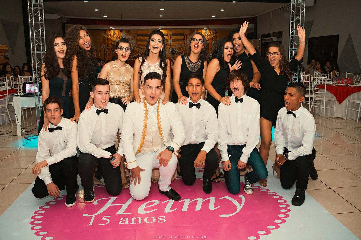 debutante com amigos em seus 15 anos