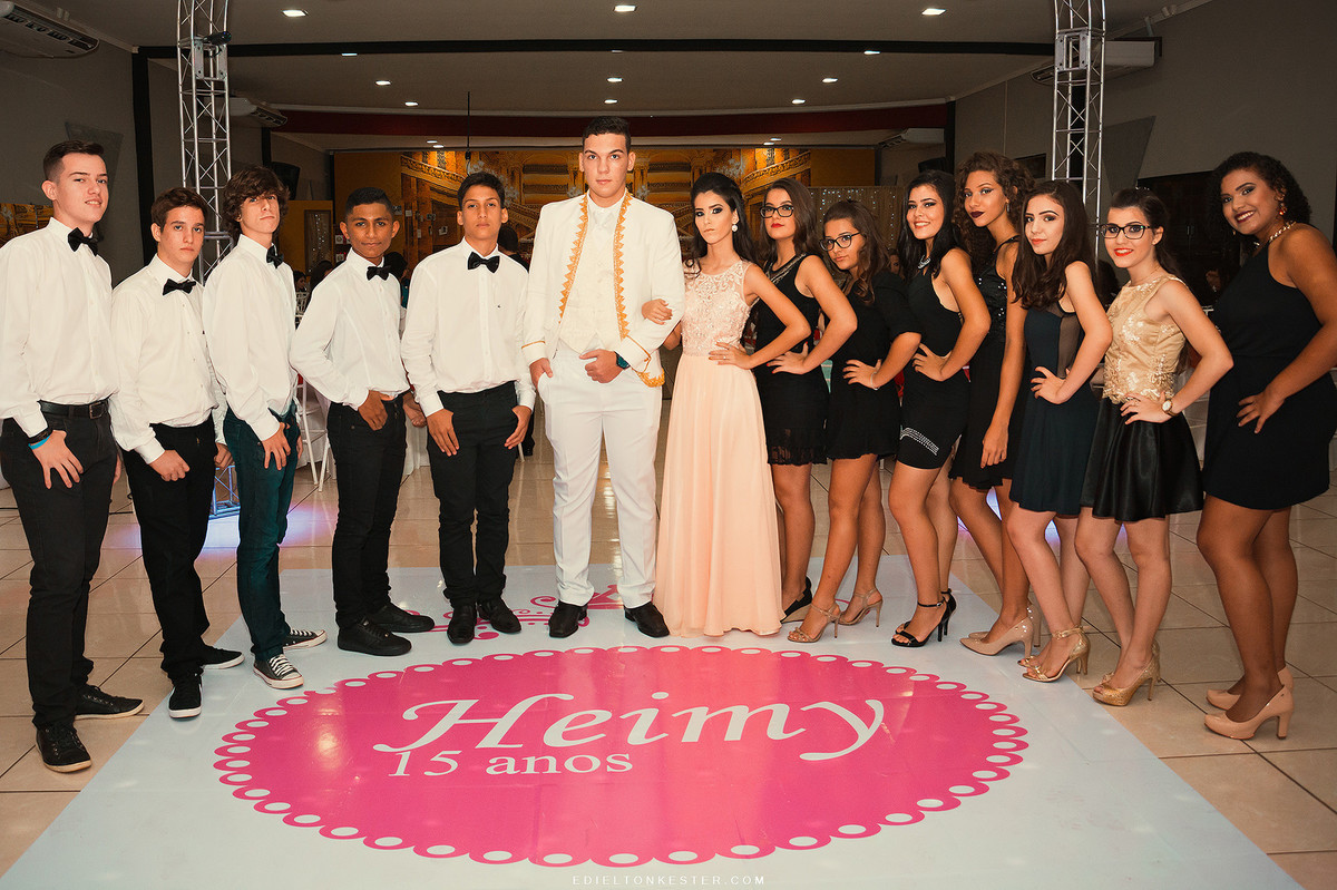 debutante com amigos em seus 15 anos