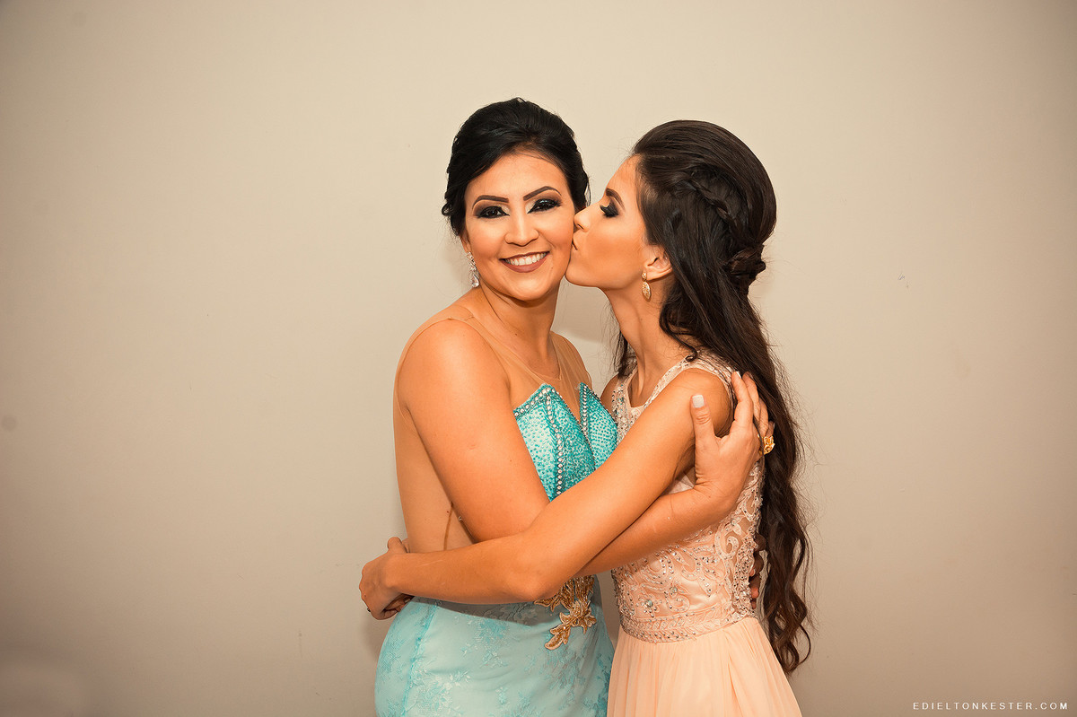 filha beijando o rosto da sua mae na festa de 15 anos
