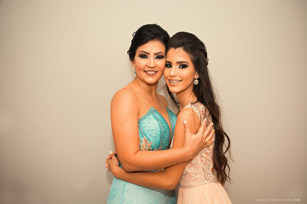 filha e mae abraçadas no making of