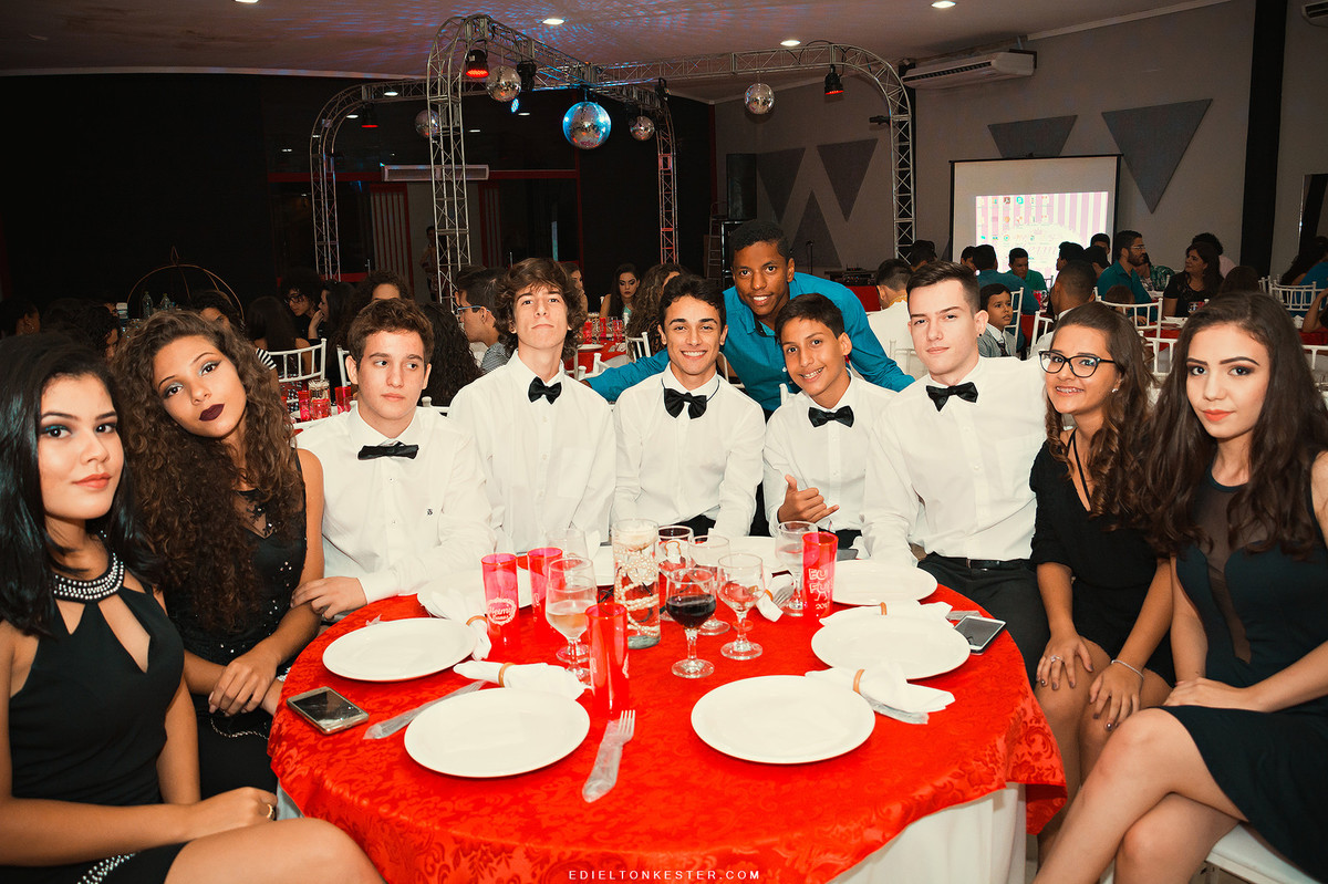 amigos em foto reunida celebrando aniversário de 15 anos