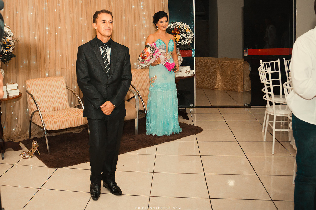 pais esperando a filha entrando em seus 15 anos