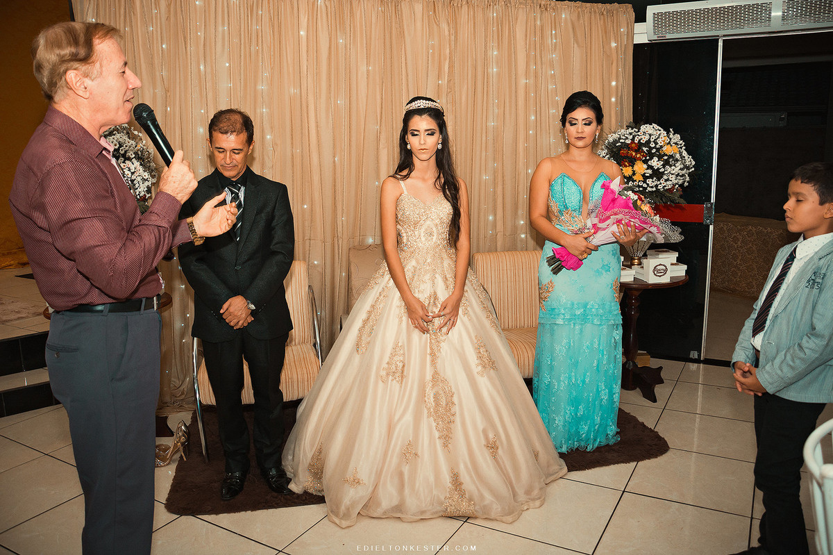 pastor fazendo oração para debutante de 15 anos