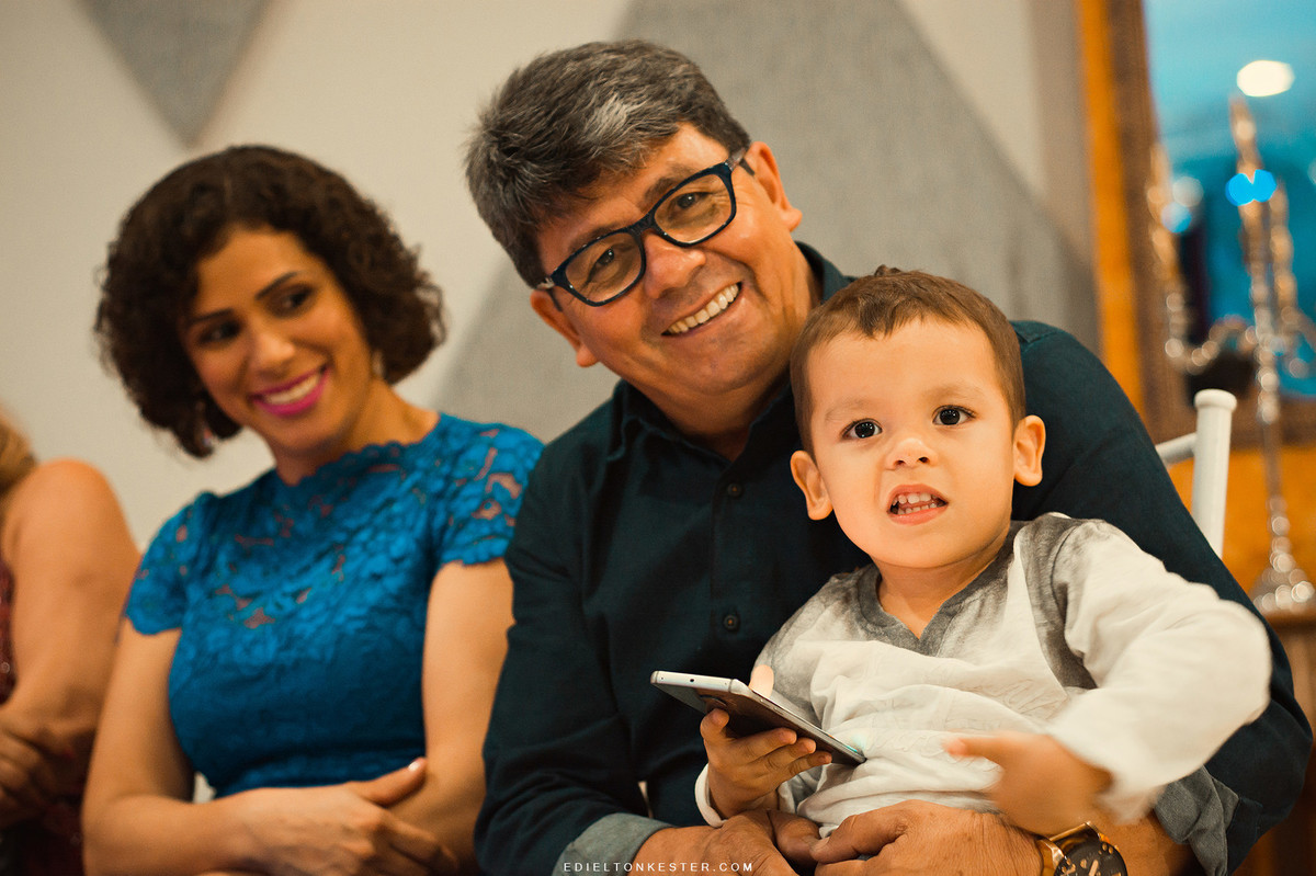 criança brincando no celular e sorrindo