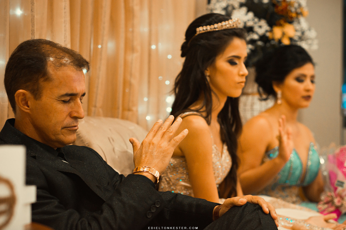 maos estendidas dando a bençao na oraçao