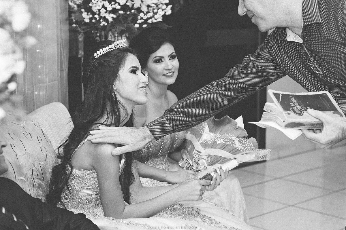 pastor dando a bençao e cumprimentando aniversariante de 15 anos