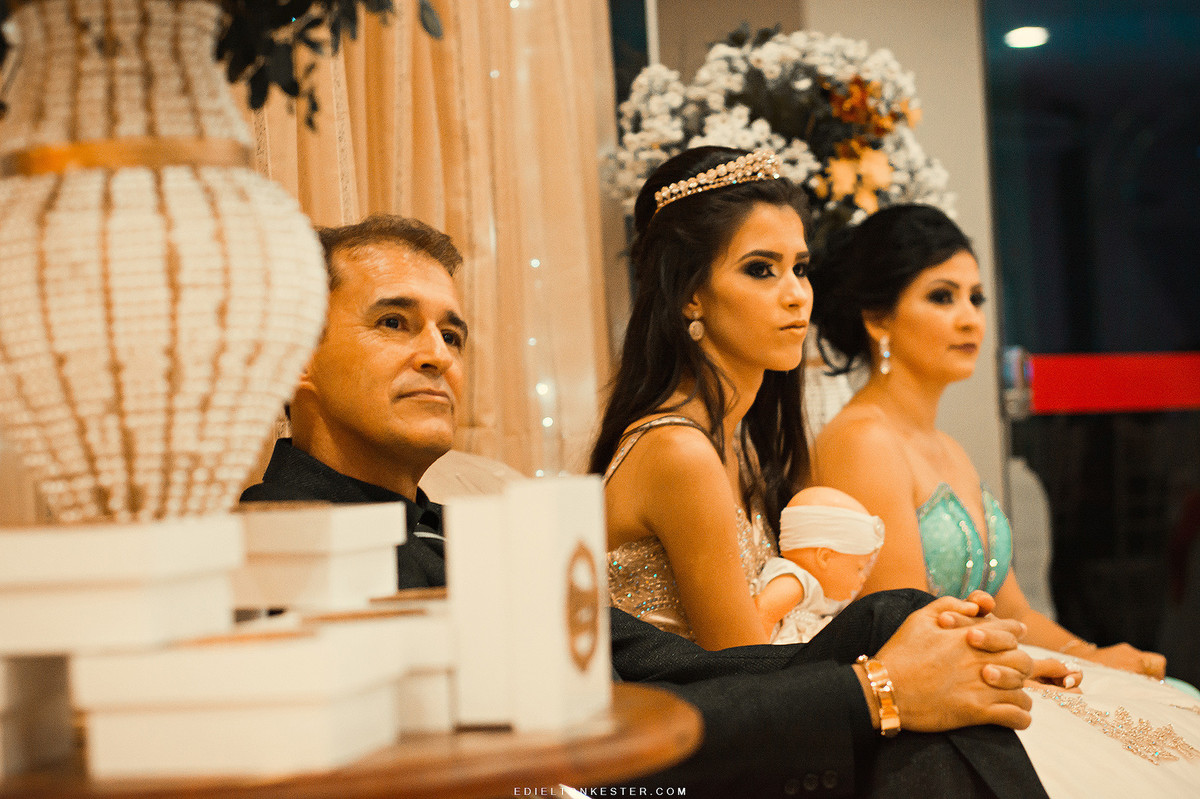 pais e filha atentos a mensagem