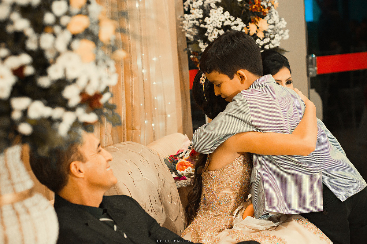 irmaos se abraçando em festa luxuosa de 15 anos