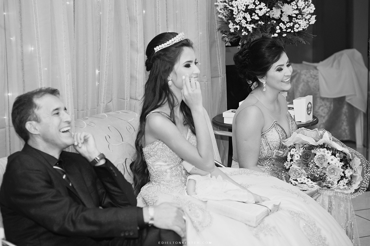 pais e filha sorrindo em festa luxuosa de 15 anos