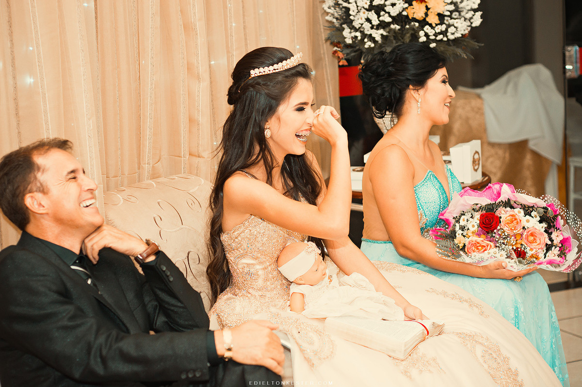 pais e filha sorrindo em festa luxuosa de 15 anos