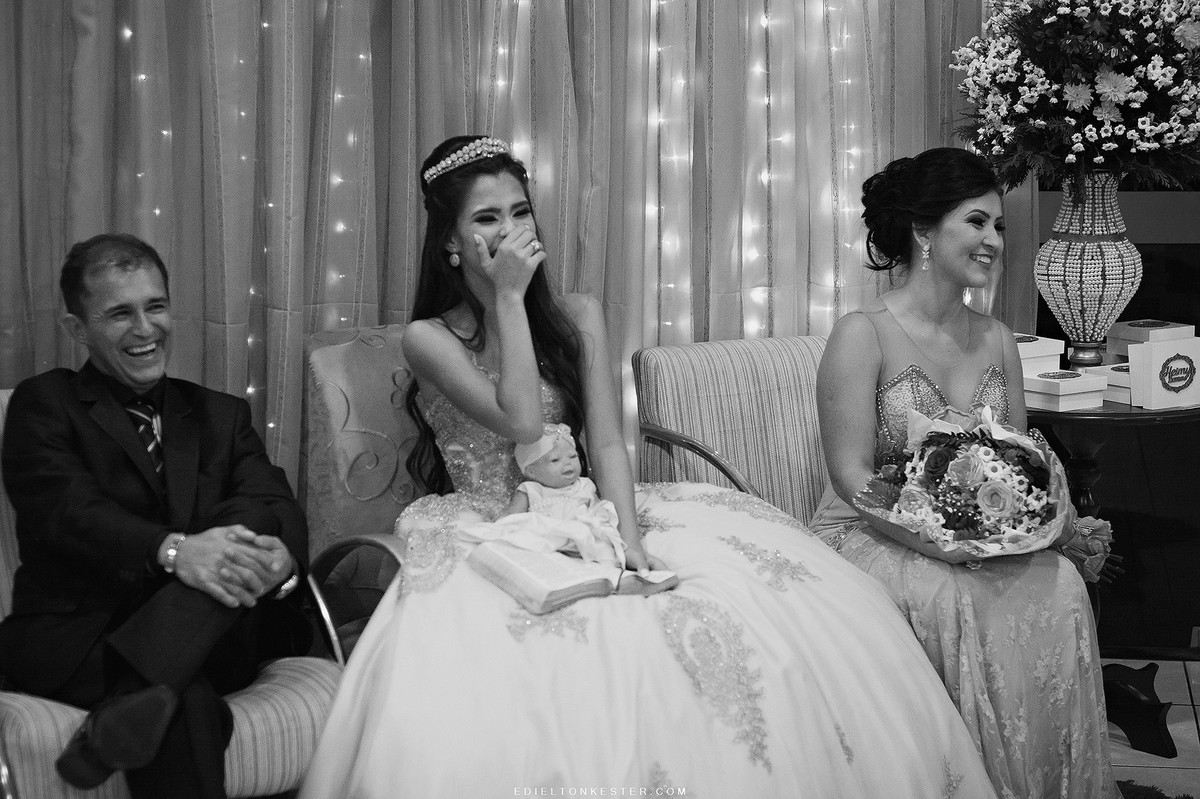 pais e filha sorrindo em festa luxuosa de 15 anos