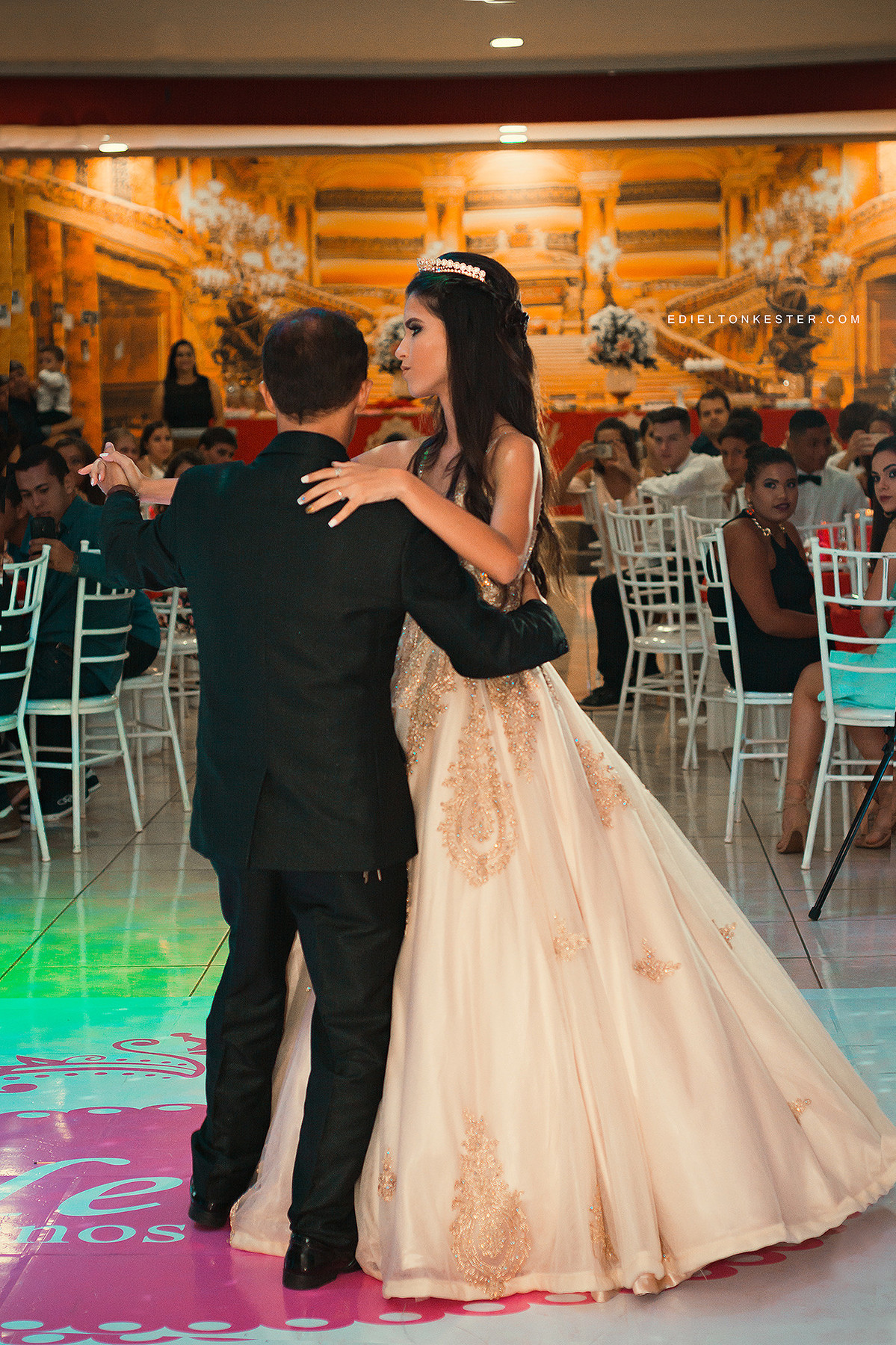 pai e filha fazendo a primeira dança em pais e filha sorrindo em festa luxuosa de 15 anos