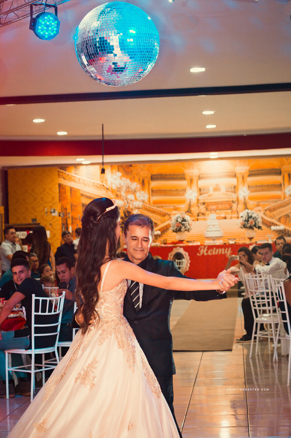 pai e filha fazendo a primeira dança em pais e filha sorrindo em festa luxuosa de 15 anos