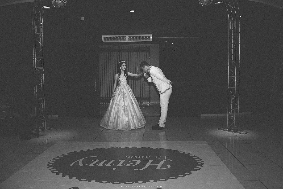 principe beijando a mao da debutante entrando no baile