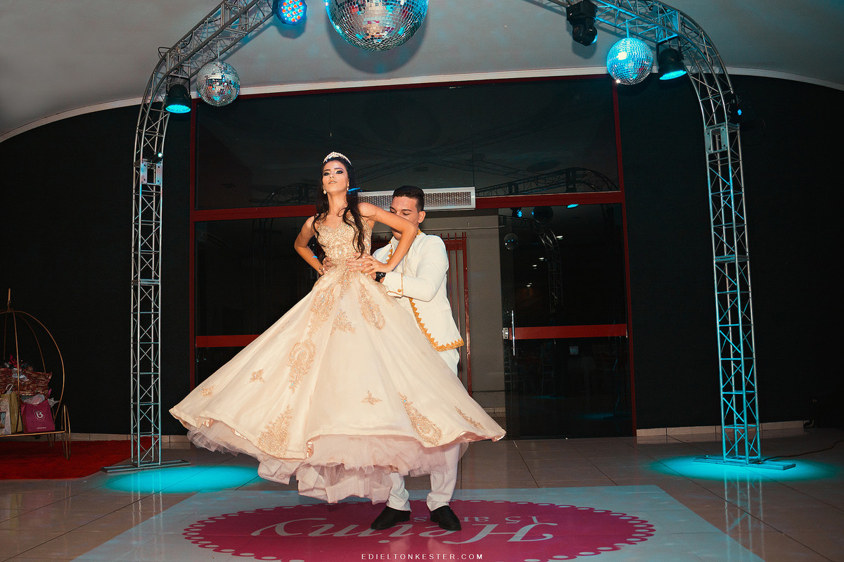 principe e debutante dançando em festa luxuosa de 15 anos