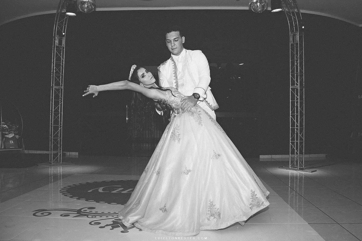 principe e debutante dançando em festa luxuosa de 15 anos
