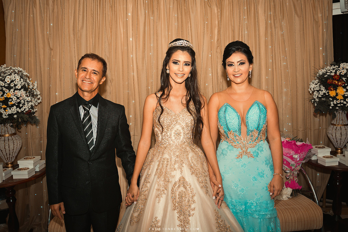 pais e filha de maos dadas