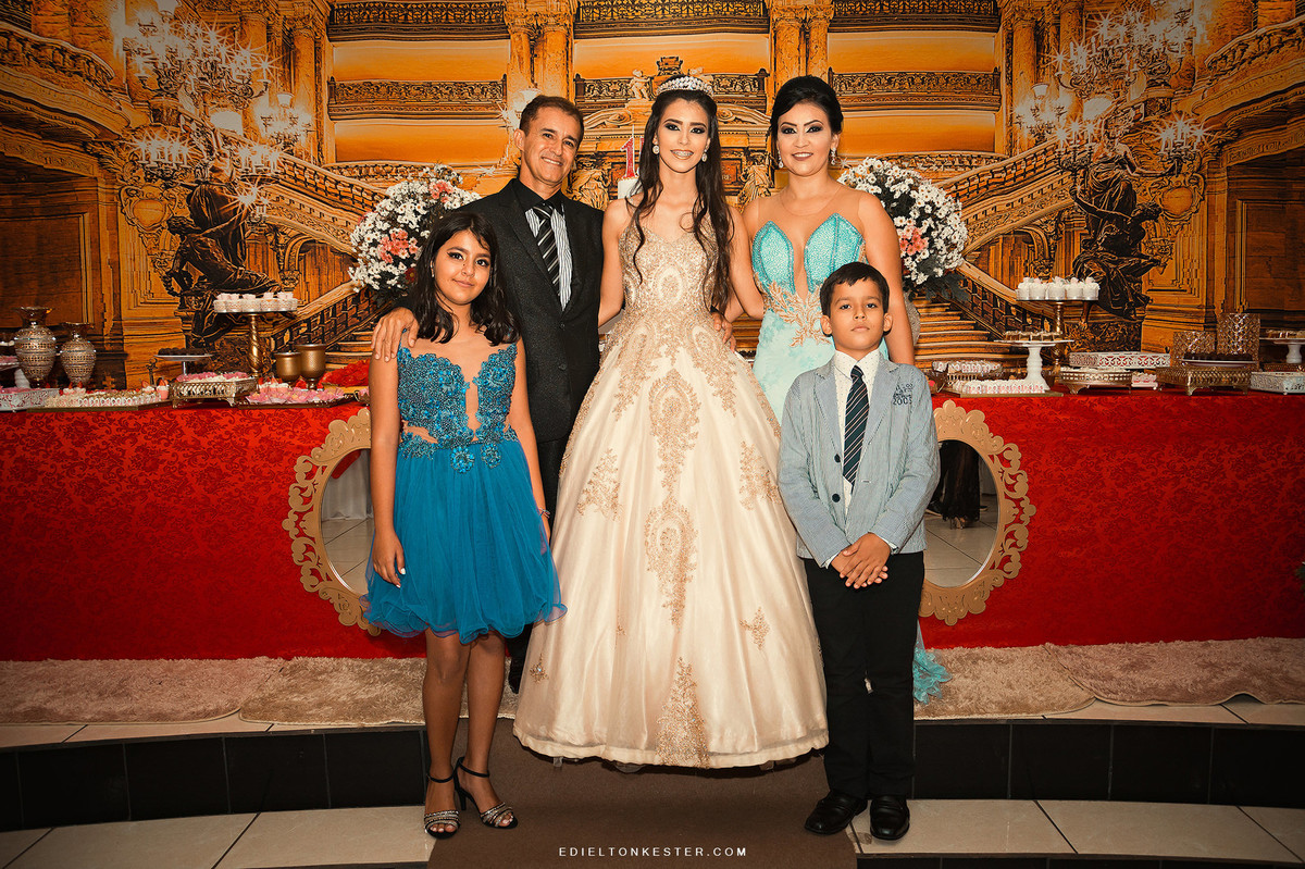 familia unida em festa luxuosa de 15 anos