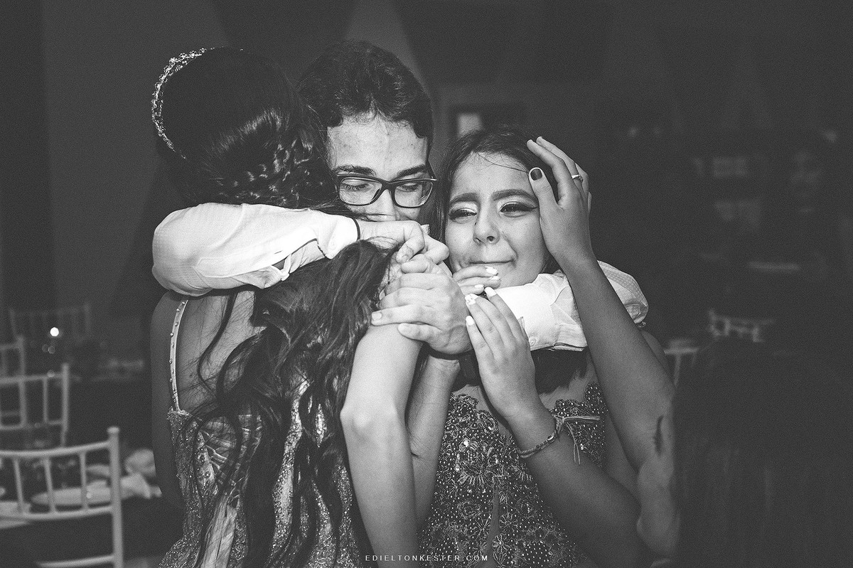 irma da debutante sendo consolada em festa luxuosa de 15 anos