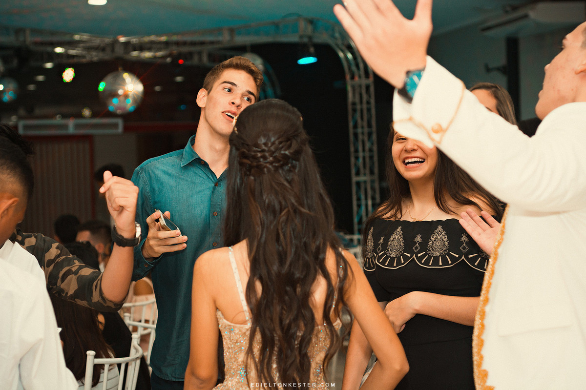 amigos conversando e sorrindo