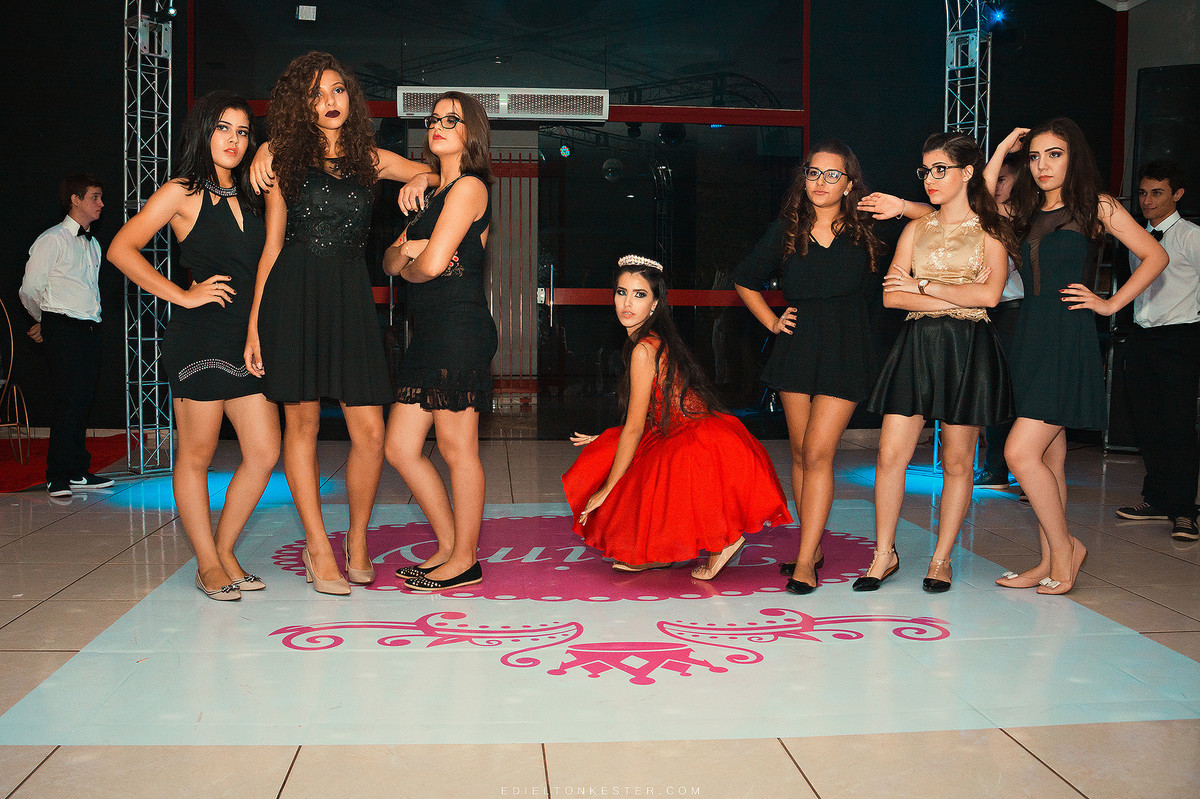 debutante dançando com suas amigas