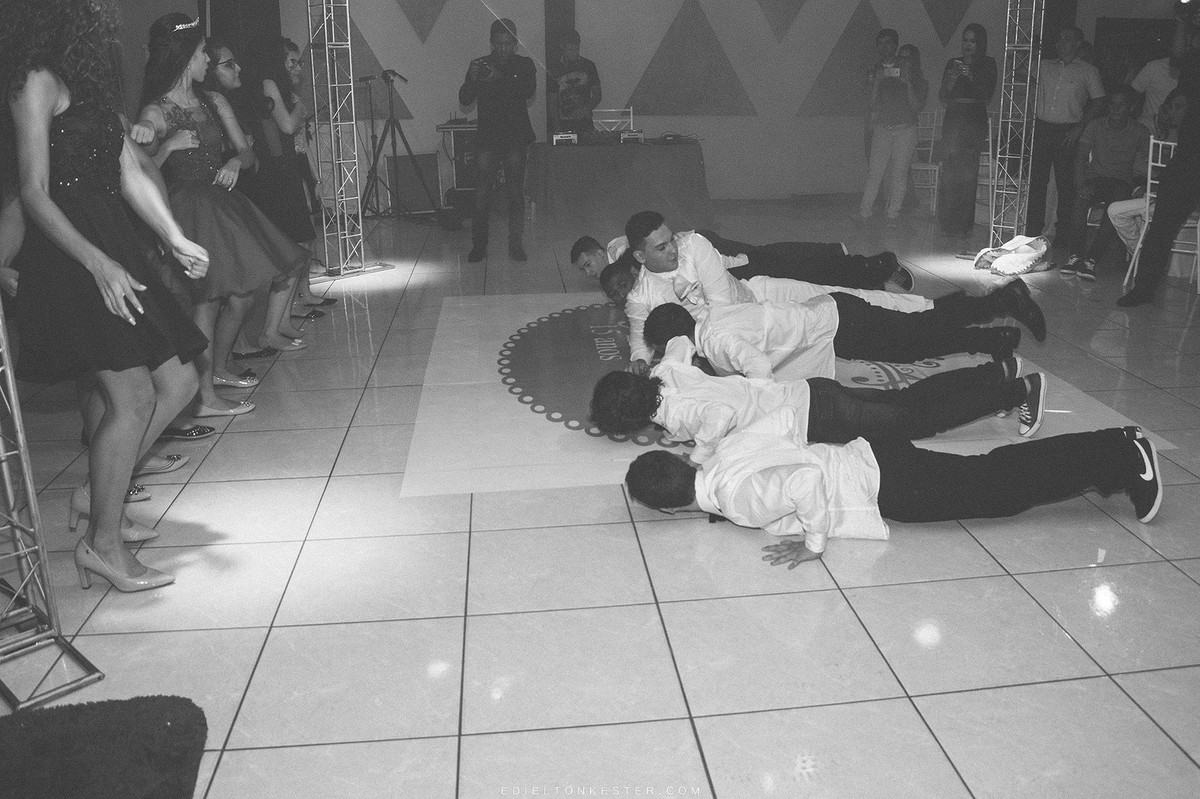 amigso de aniversariante dançando em seus 15 anos