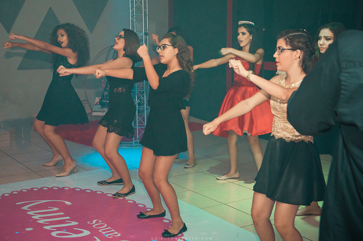 amigos da debutante dançando com coreografia em festa de 15 anos