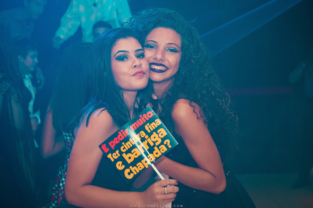 plaquinhas de foto engraçada com amigas