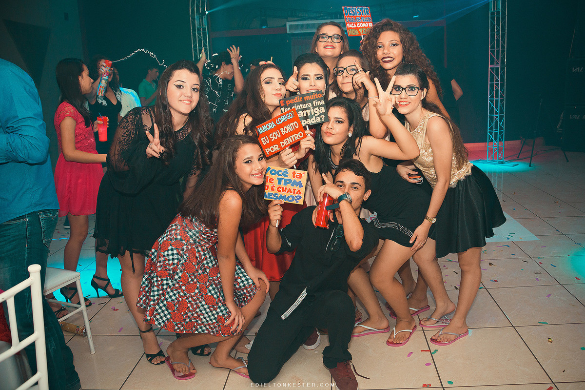 amigos em fotos engraçadas com plaquinhas debutante em frente a mesa do bolo e com vestido dourado em festa luxuosa de 15 anos