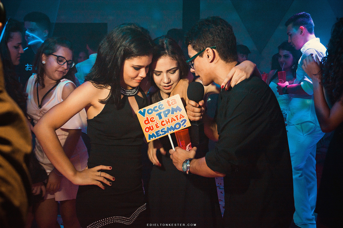 amigos em fotos engraçadas com plaquinhas debutante em frente a mesa do bolo e com vestido dourado em festa luxuosa de 15 anos