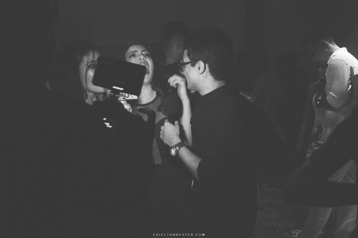 amigos em fotos engraçadas com plaquinhas debutante em frente a mesa do bolo e com vestido dourado em festa luxuosa de 15 anos