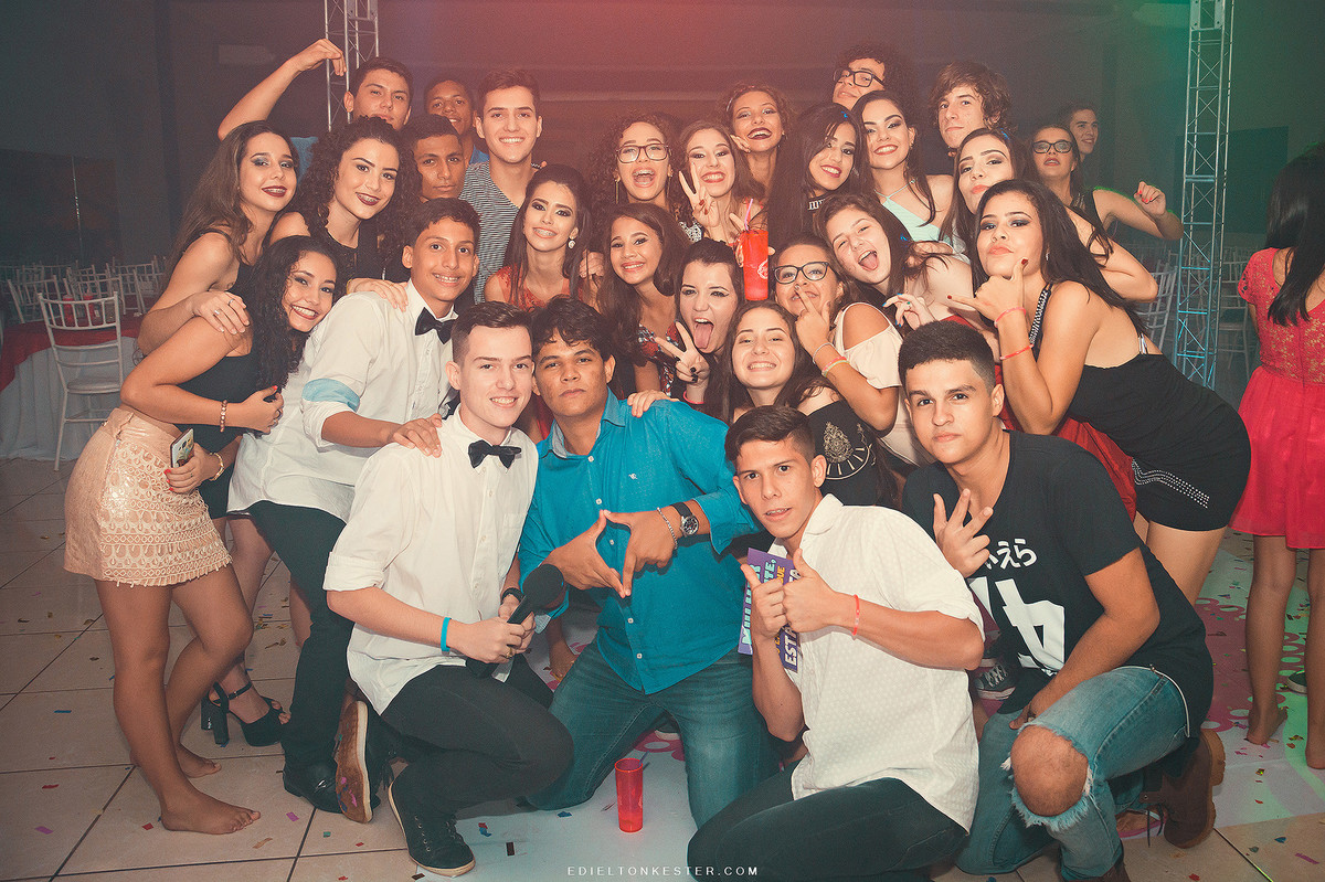 foto de maigos em festa de 15 anos