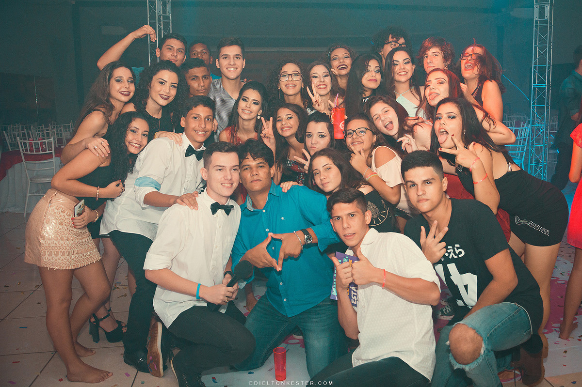 foto de maigos em festa de 15 anos