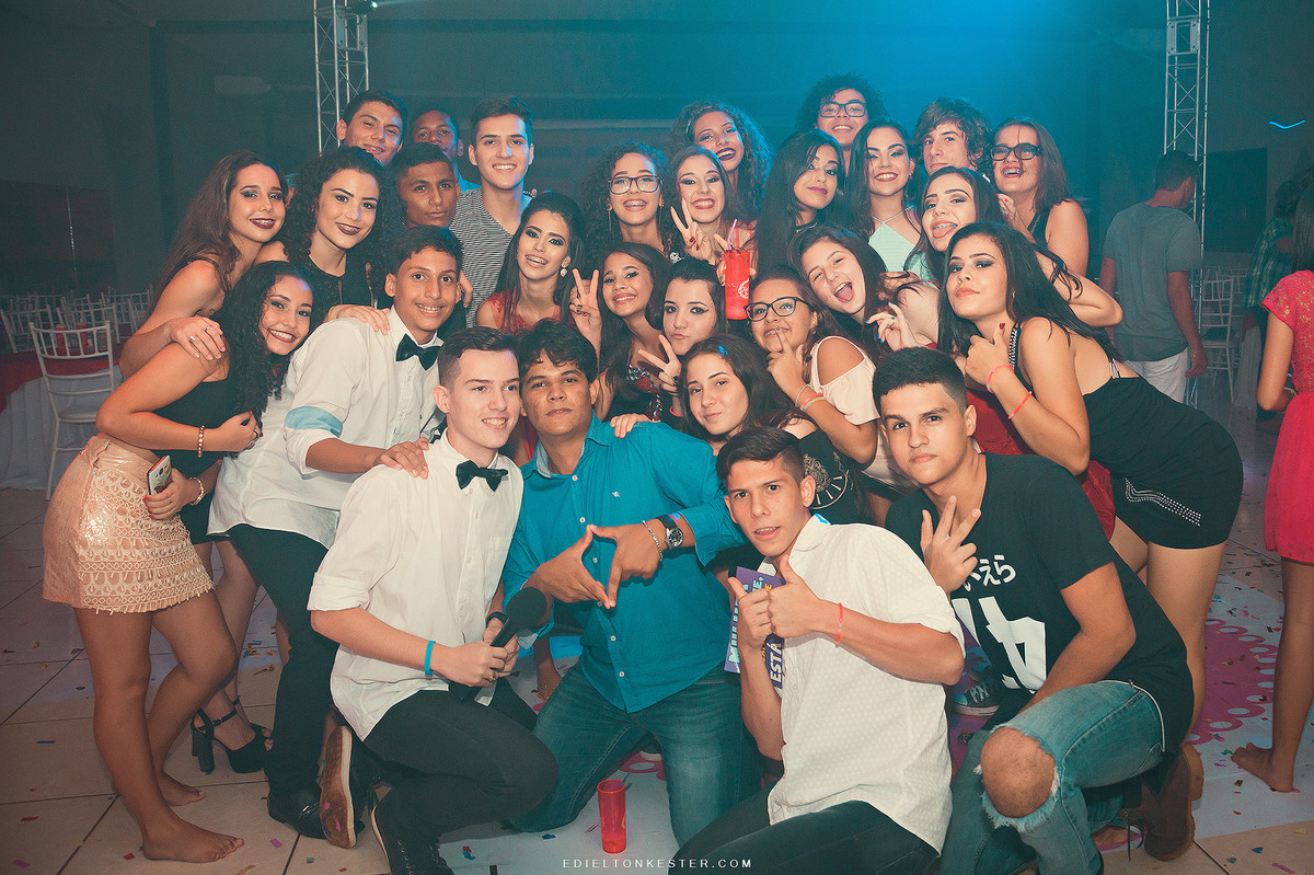 foto de maigos em festa de 15 anos