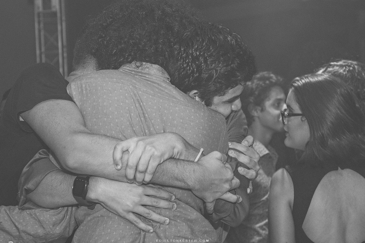 amigos se abraçando