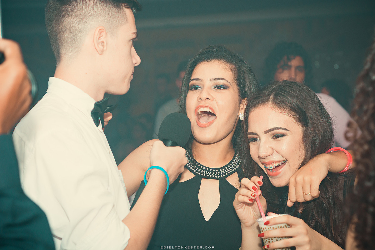 amigos dando gargalhada sendo entrevistadas em festa