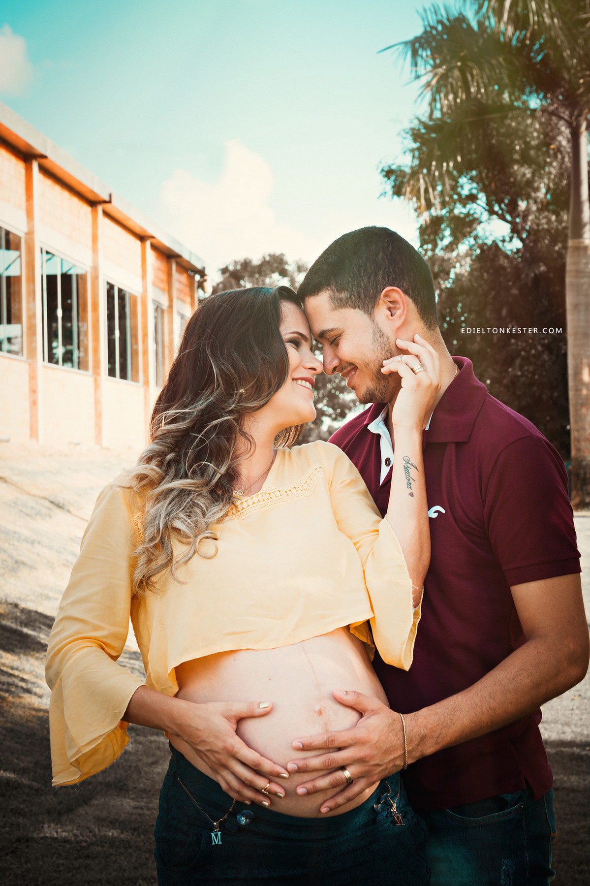 ensaio de gestante sorrindo olhando para o marido