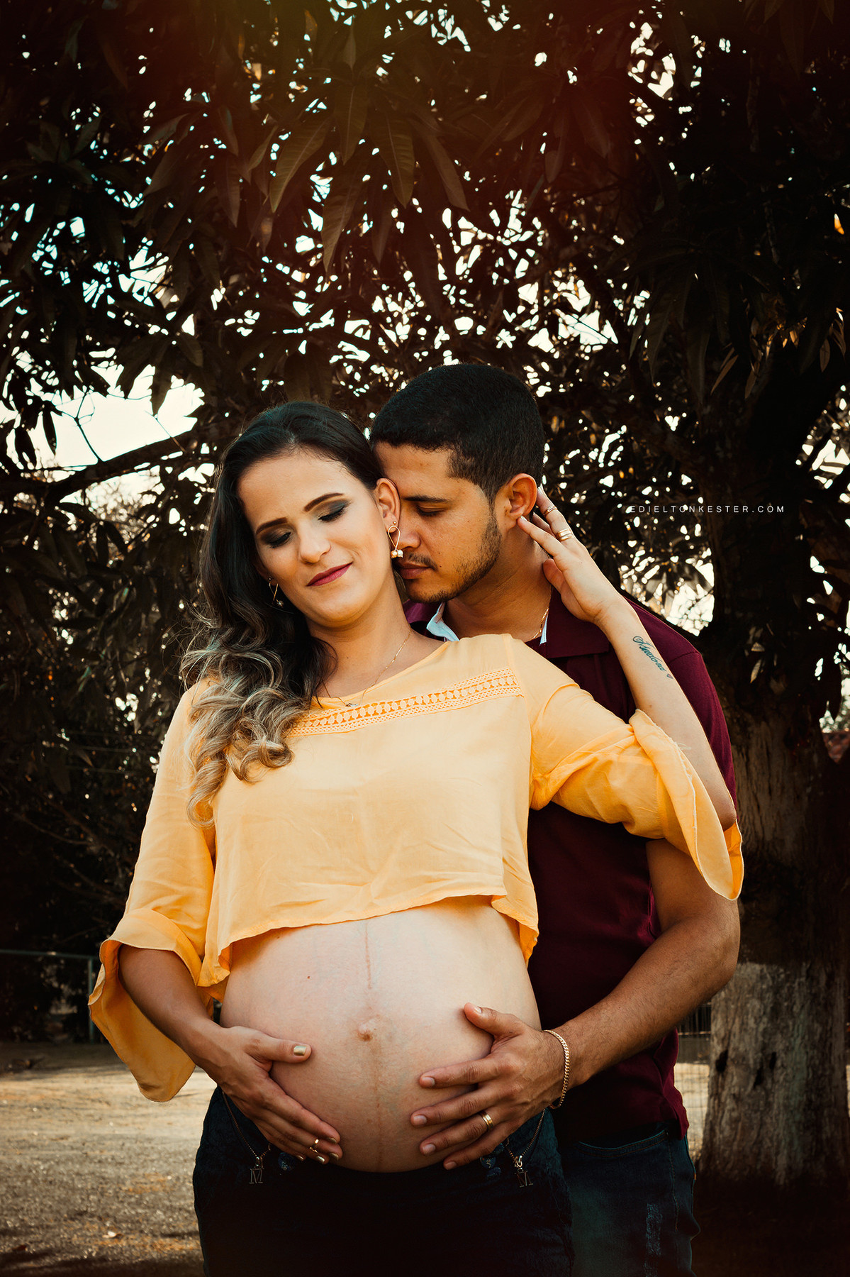 casal abraçados em ensaio de gestanção