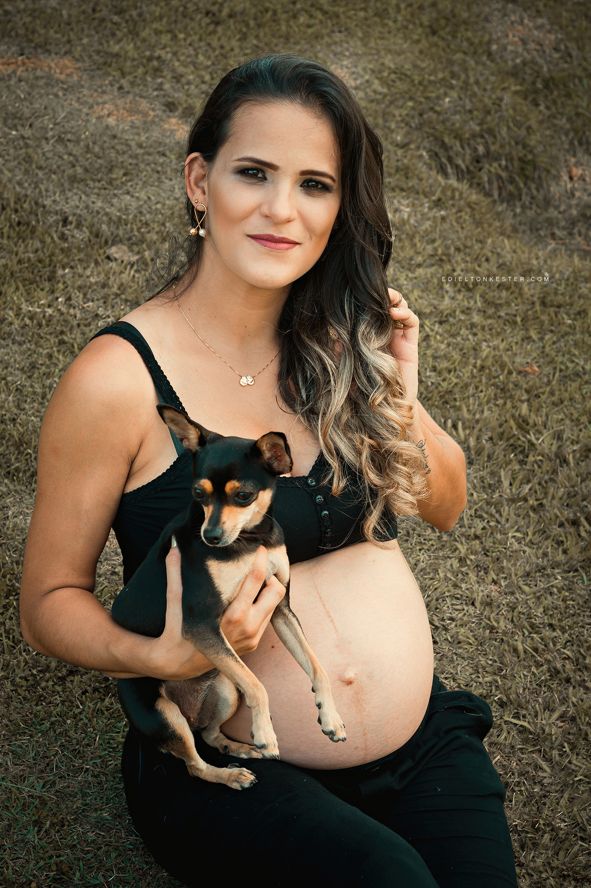 gestante segurando seu cachorrinho