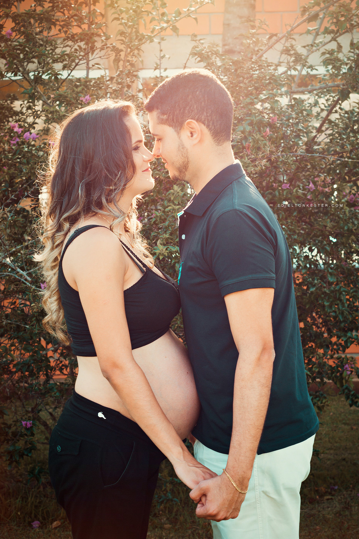 casal gravidos fazendo carinho um no outro