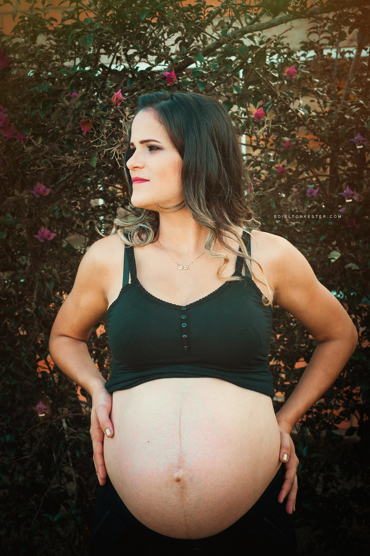 gestante olhando para o horizonte