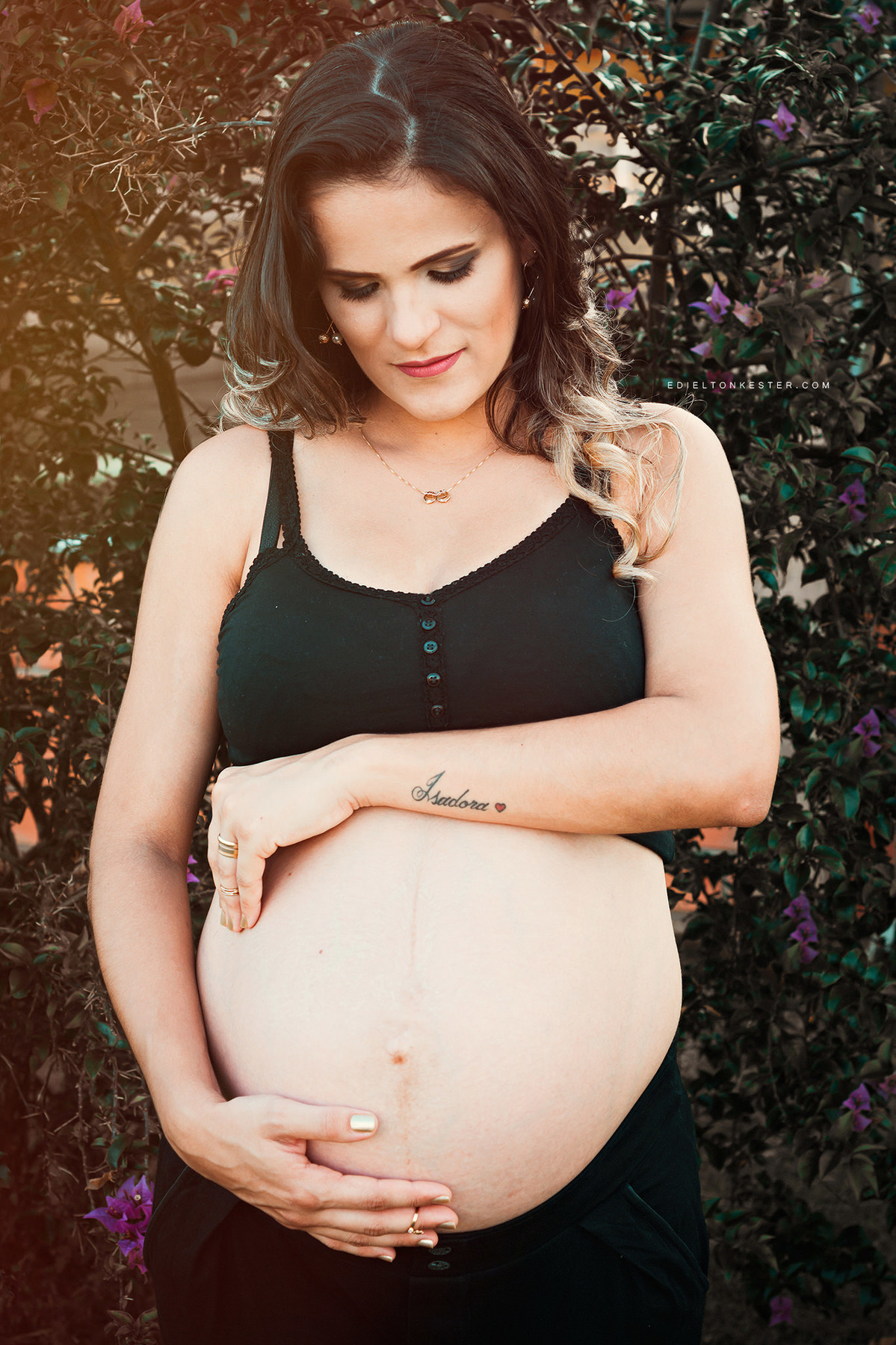 gravida acariciando sua barriga de gestante em ensaio pelo fotografo de casamentos e familias edielton kester