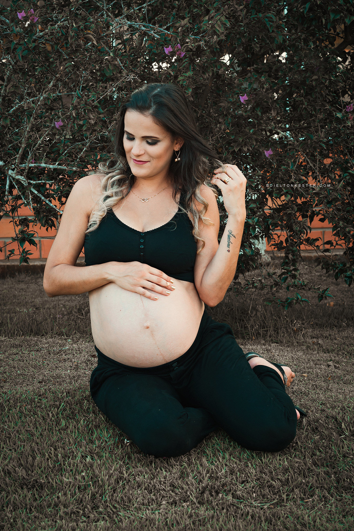 gravida sendo meiga em ensaio lindo de gestante