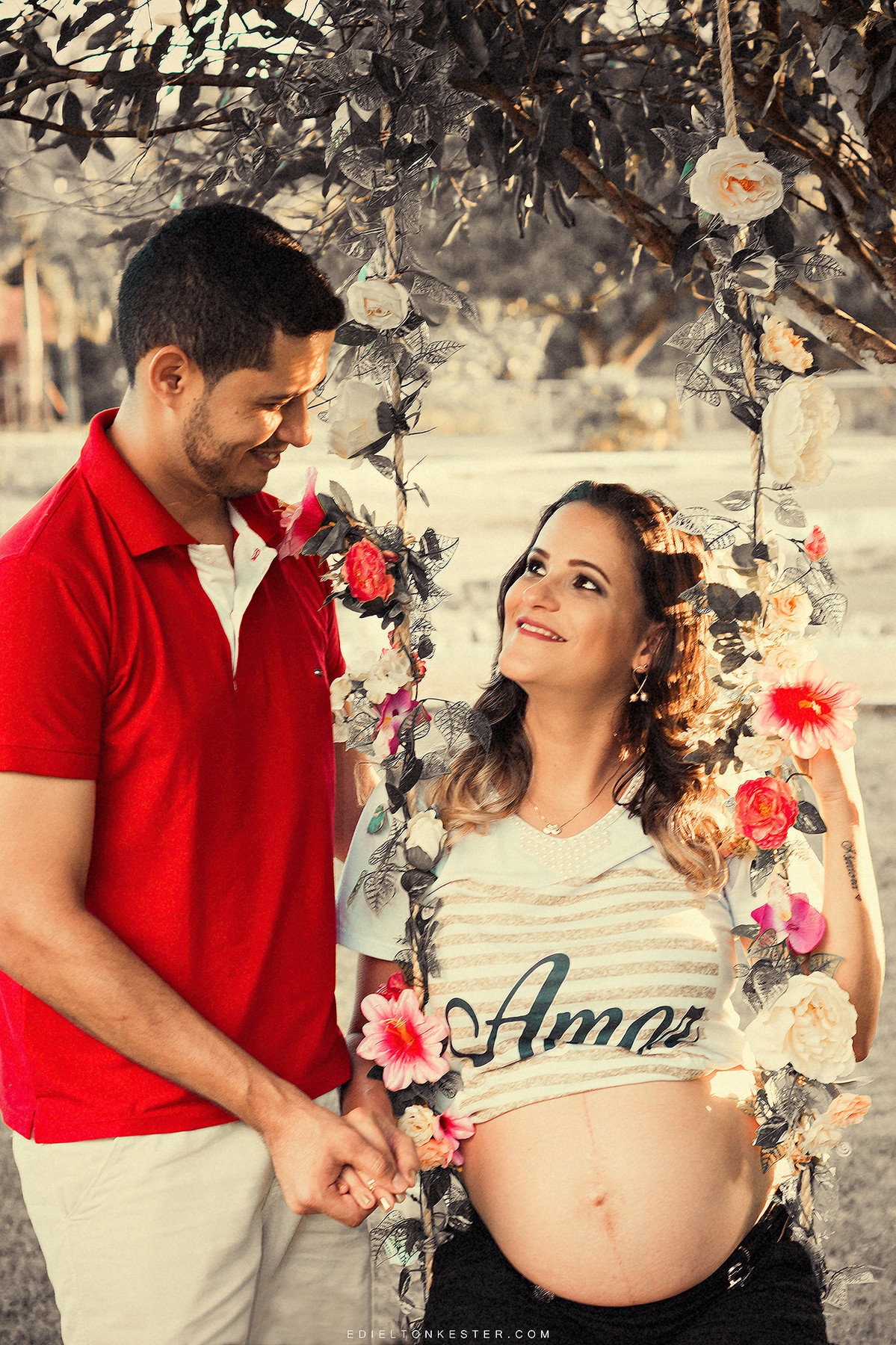 gestante sentada em balanço de flores