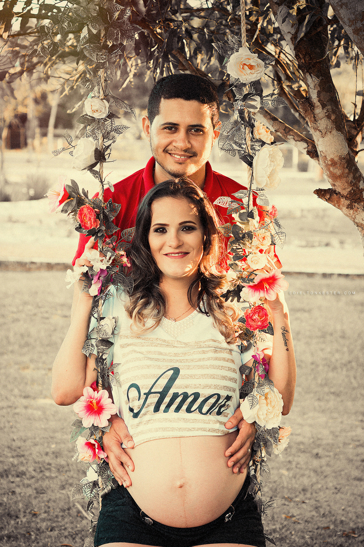 gestante sentada em balanço de flores